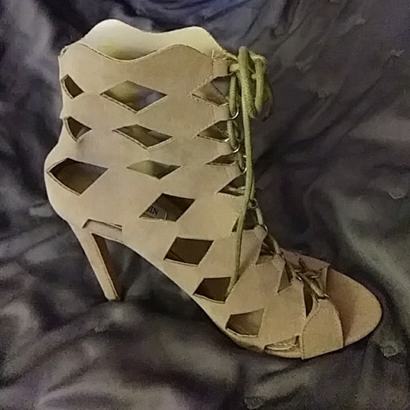 Cape Ribbon Booties - Picture 2 of 5